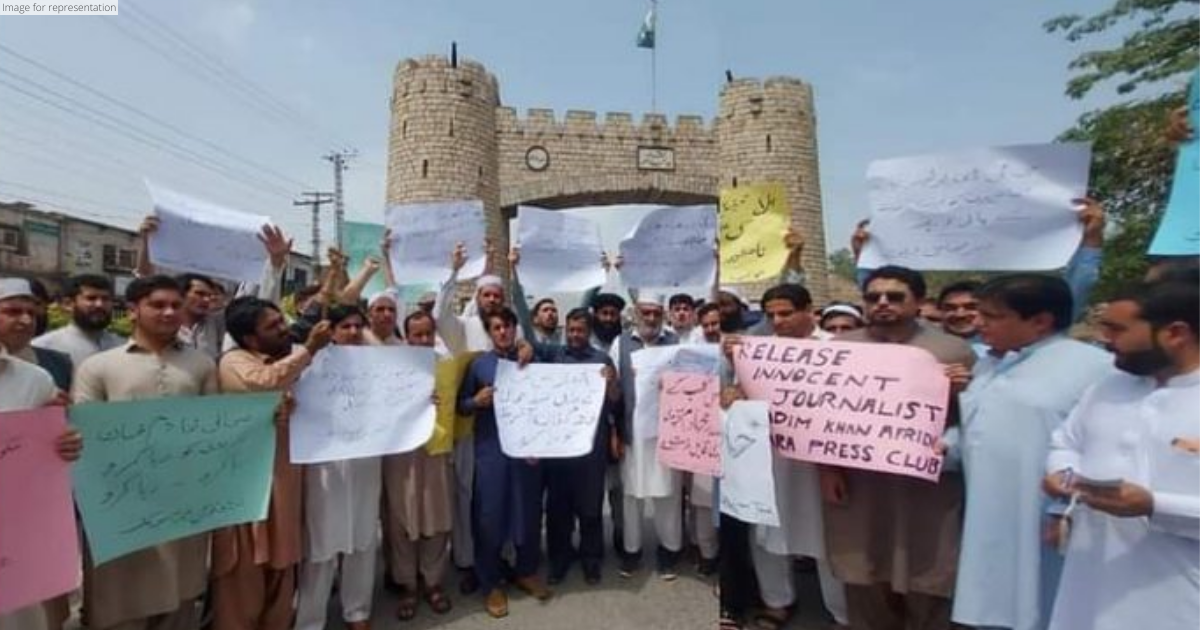 Pakistan: Khyber Pakhtunkhwa journalists continue protest demanding release of their colleague